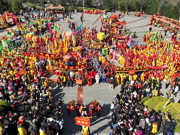 Meeting Nü wa in a sea of people during a short holiday at the Wa Palace Temple Fair
